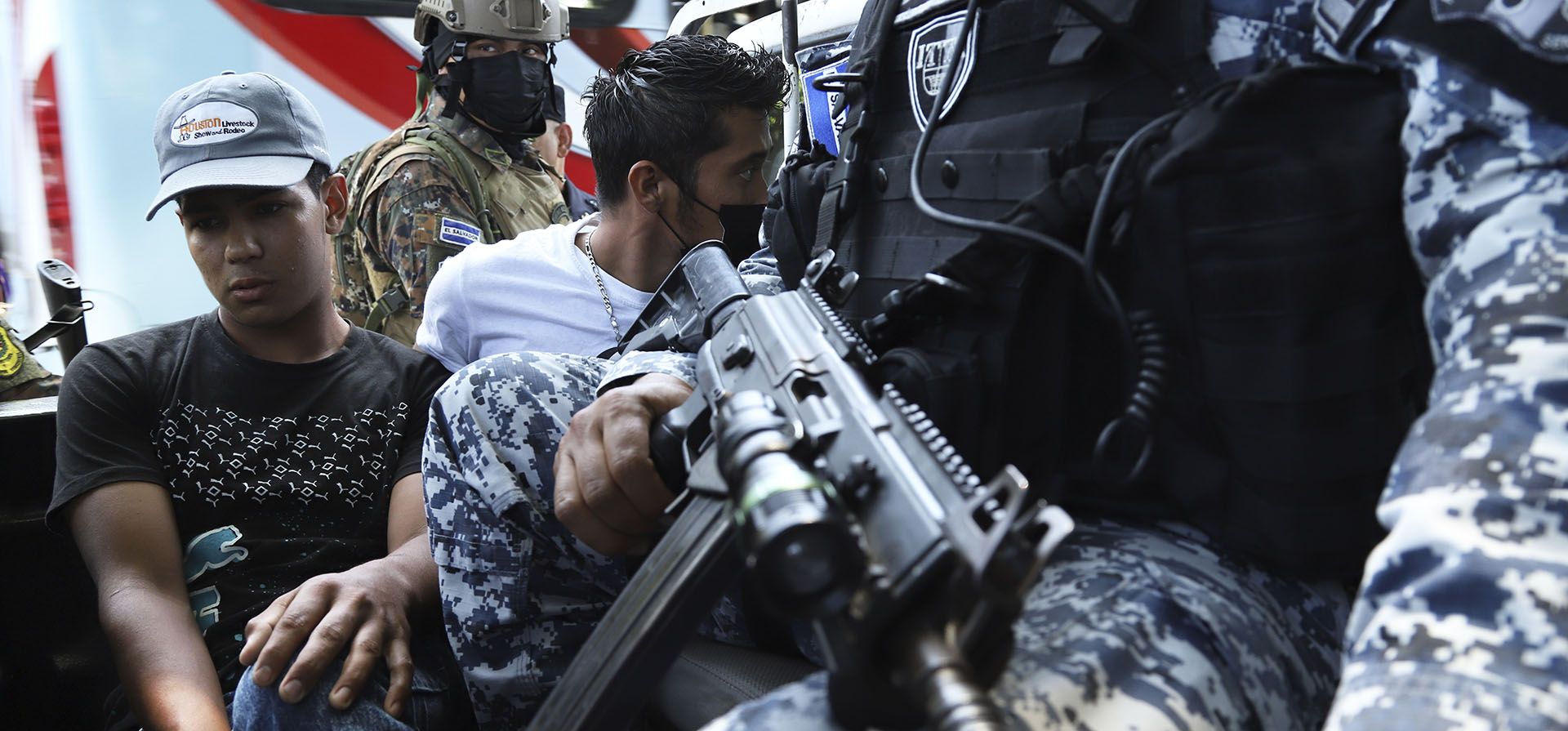 Hombres detenidos por la policía, sospechosos de un homicidio cerca de un mercado en San Salvador. El Congreso de El Salvador accedió a la solicitud del presidente Nayib Bukele para declarar el estado de emergencia, en medio de una ola de pandillas.
