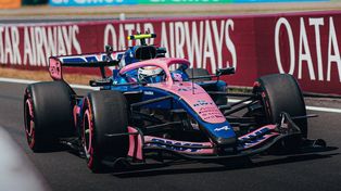 El Alpine de Franco Colapinto circula por los boxes de Suzuka, el veloz trazado de Japón.