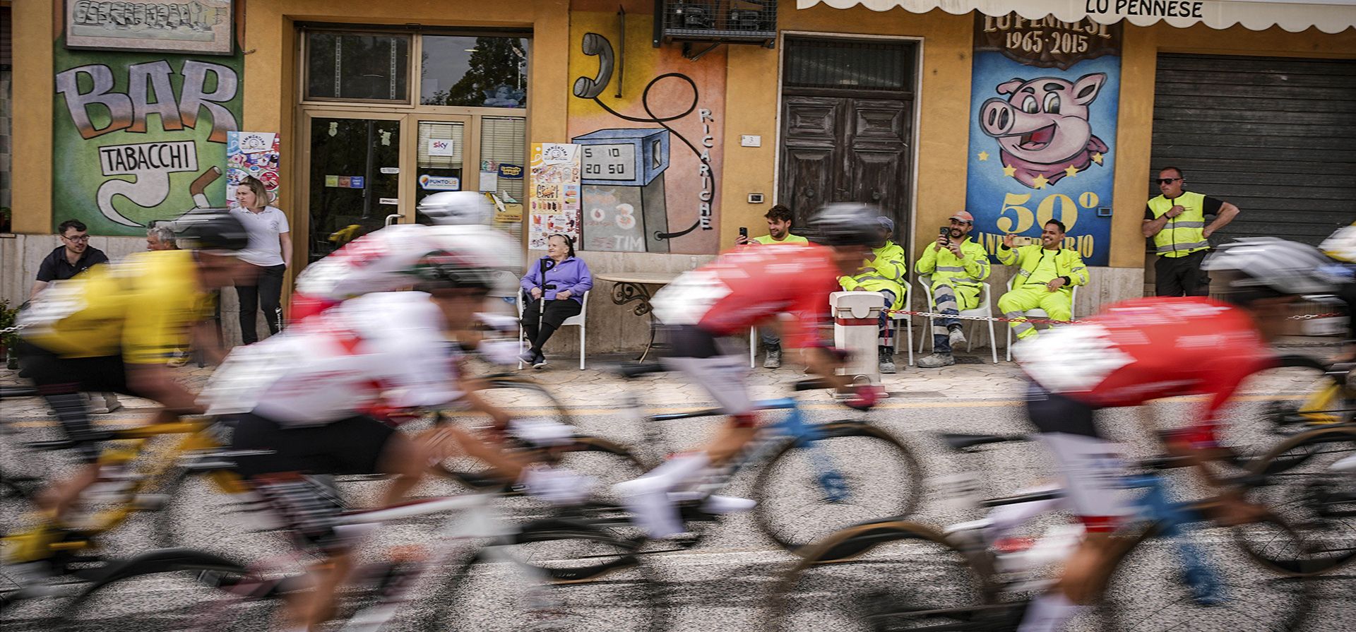 El pelotón pedalea durante el Giro de Abruzos, etapa de Scerni a Crecchio, en Abruzos, Italia, el martes 15 de abril de 2025. (Marco Alpozzi/LaPresse vía AP) El pelotón pedalea durante el Giro de Abruzos, etapa de Scerni a Crecchio, en Abruzos, Italia, el martes 15 de abril de 2025. (Marco Alpozzi/LaPresse vía AP)