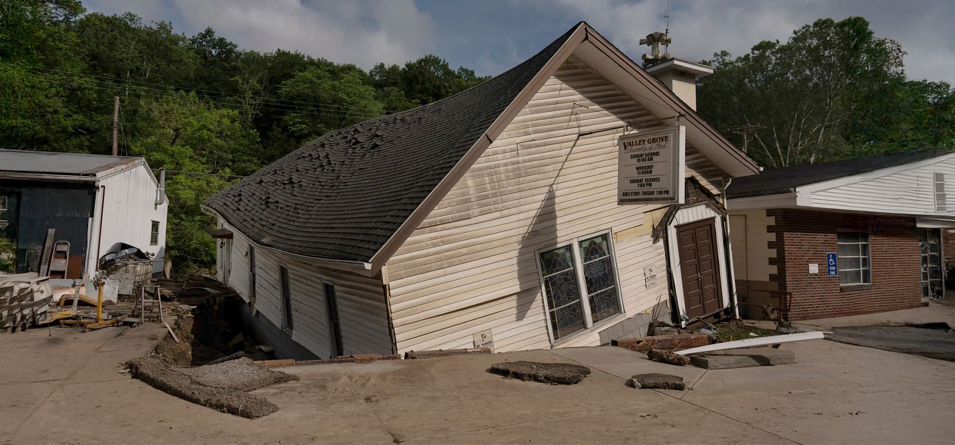 La iglesia de la Asamblea de Dios de Valley Grove yace retorcida y movida de sus cimientos después de una inundación, Valley Grove (Virginia Occidental). Fotografía: Carolyn Kaster/AP La iglesia de la Asamblea de Dios de Valley Grove yace retorcida y movida de sus cimientos después de una inundación, Valley Grove (Virginia Occidental). Fotografía: Carolyn Kaster/AP