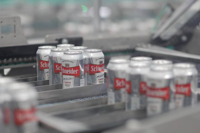 Elaboración. En la cervecería se envasan 60 mil latas por hora. Elaboración. En la cervecería se envasan 60 mil latas por hora.