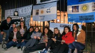 Familiares del ARA San Juan se encadenan en protesta