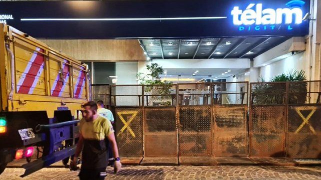 La Policía de CABA puso vallas en el edificio de Télam para evitar el masivo abrazo e impedir el acceso al edificio trabajadores y trabajadoras de prensa.