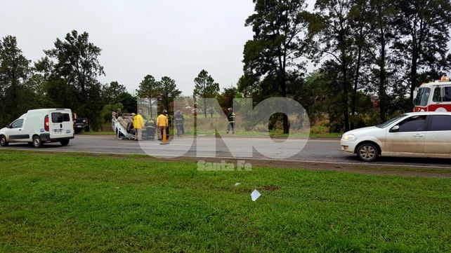 Vuelco en la autopista: rescataron y trasladaron al hospital a dos personas