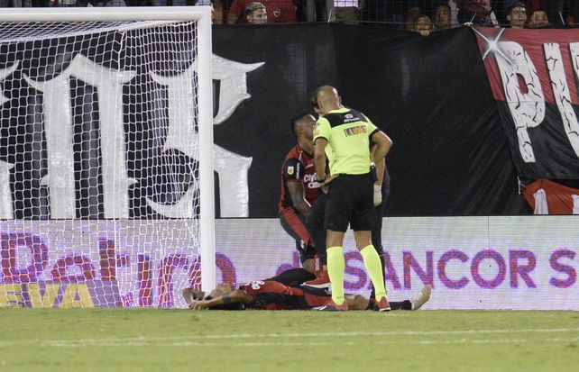 Vangioni quedó tirado en un pasaje con síntomas de dolor por la molestia muscular. Terminó jugando diezmado pero dejó todo.