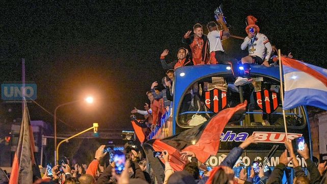 Patronato: el campeón fue recibido por sus hinchas en Paraná