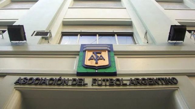 Los dirigentes de la AFA decidieron dar más tiempo a los clubes para terminar de conformar sus planteles.