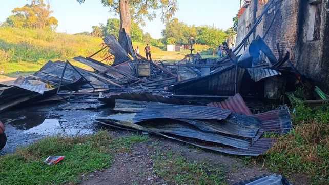 El incendio destruyó el galpón que funcionaba como taller mécanico