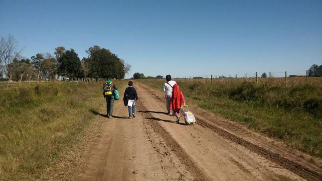 Muchos chicos concurren a la escuela rural caminando varios kilómetros.