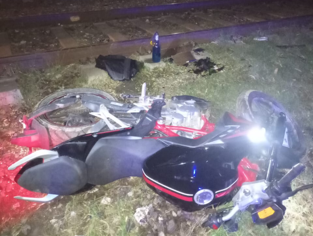La moto en la que iban los sospechosos que fueron detenidos anoche en Villa Gobernador Gálvez.