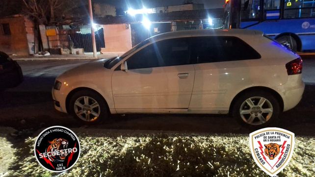El auto supuesto objeto de la pelea entre dos muchachos. La policía halló una réplica de pistola Glock en el interior. El auto supuesto objeto de la pelea entre dos muchachos. La policía halló una réplica de pistola Glock en el interior.