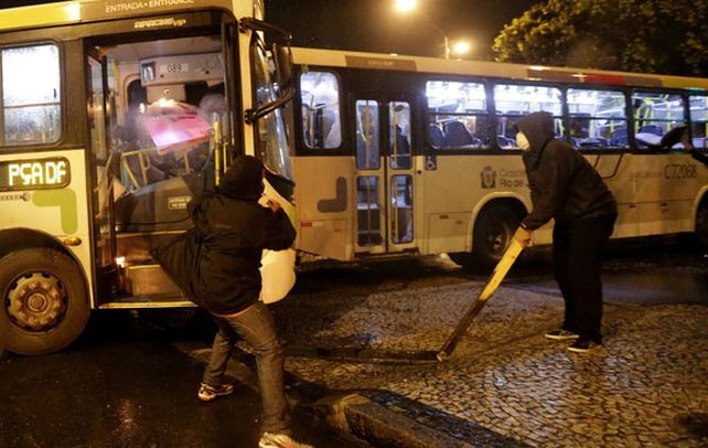 Vándalos. Colectivos fueron detrozados por manifestantes encapuchados.