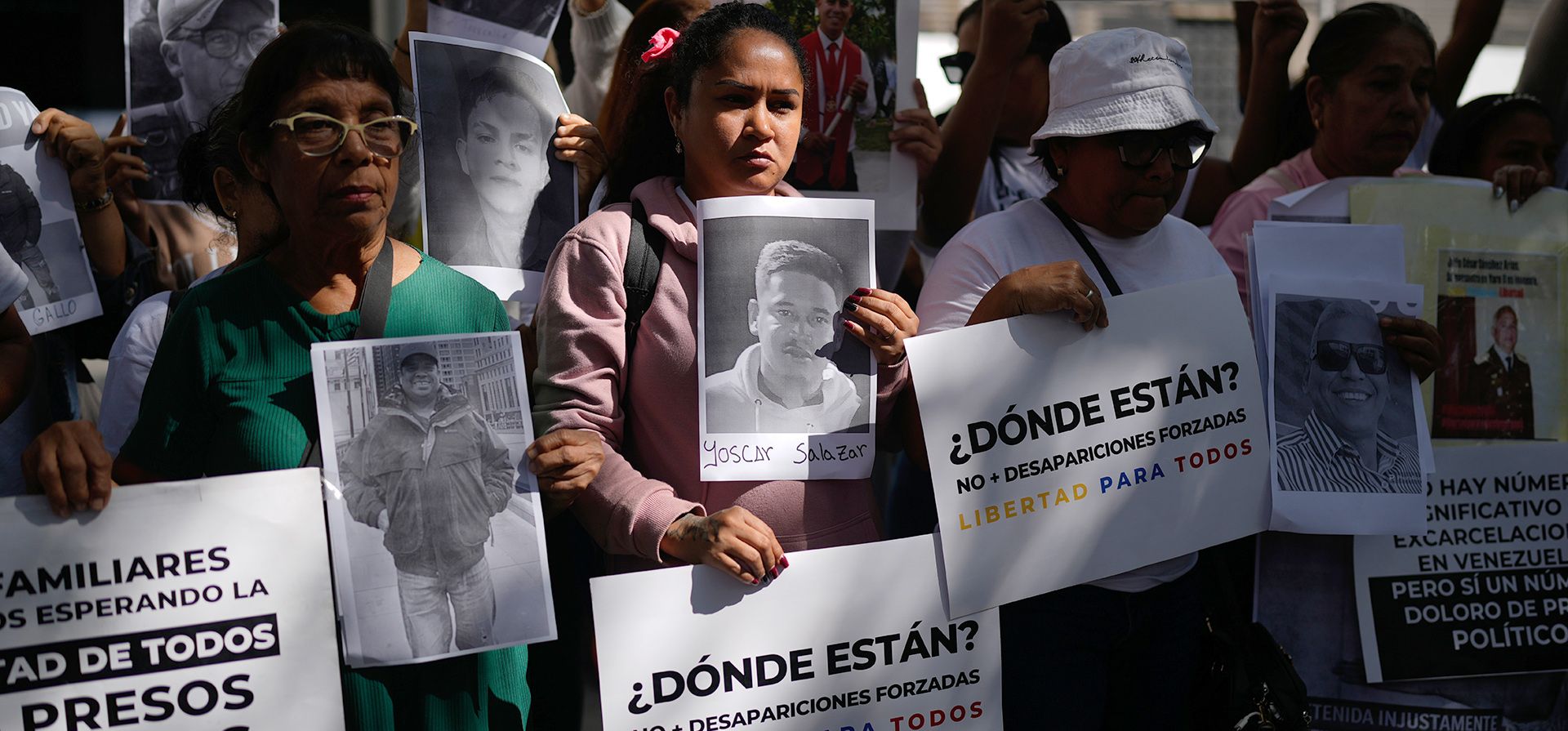 Familiares y activistas de derechos humanos se manifiestan frente a la Fiscalía General de la República en Caracas, Venezuela, el martes 20 de enero de 2026, exigiendo la liberación de las personas que consideran detenidas por motivos políticos. (Foto AP/Ariana Cubillos) Familiares y activistas de derechos humanos se manifiestan frente a la Fiscalía General de la República en Caracas, Venezuela, el martes 20 de enero de 2026, exigiendo la liberación de las personas que consideran detenidas por motivos políticos. (Foto AP/Ariana Cubillos)