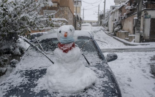 La ola de frío en Grecia cubre de nieve Atenas