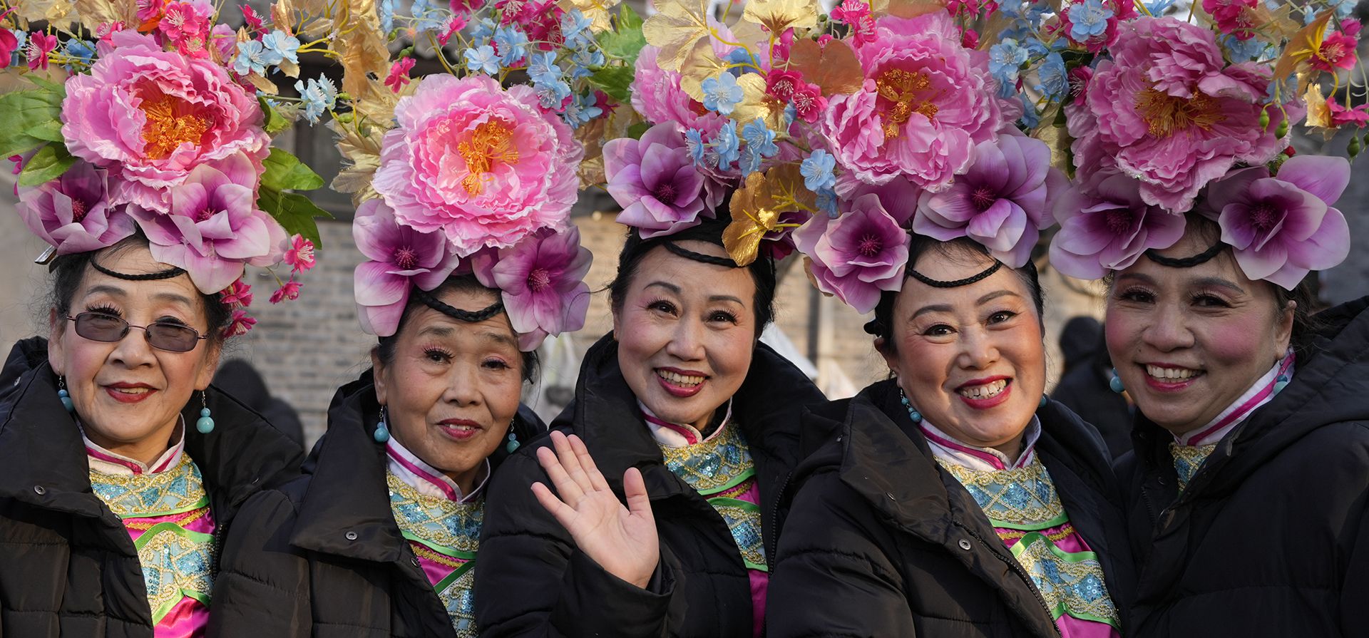 Artistas chinos posan para una foto antes de subir al escenario en la Feria del Templo del Parque Longtan en el segundo día de las celebraciones del Año Nuevo Lunar en Beijing el jueves 30 de enero de 2025. (Foto AP/Aaron Favila) Artistas chinos posan para una foto antes de subir al escenario en la Feria del Templo del Parque Longtan en el segundo día de las celebraciones del Año Nuevo Lunar en Beijing el jueves 30 de enero de 2025. (Foto AP/Aaron Favila)