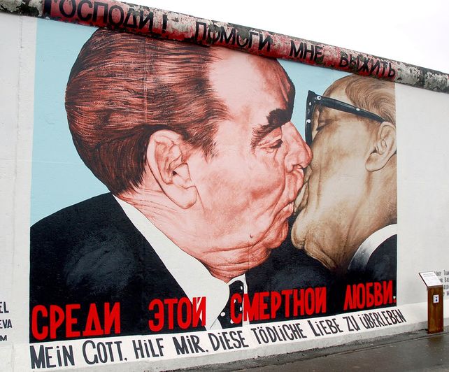 El beso entre Putin y Donald Trump, furor en las redes sociales