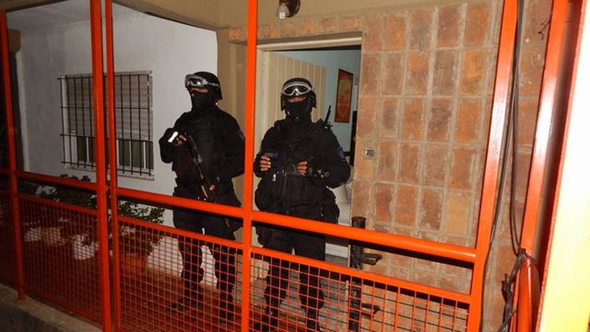 Nueve allanamientos y tres detenidos con droga y armas tras un ...