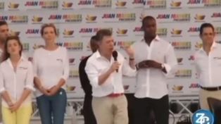 Mal momento de Santos por mojar sus pantalones