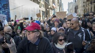 El cineasta Michael Moore se coló en la Torre Trump de Manhattan, para intentar hablar con el magnate.