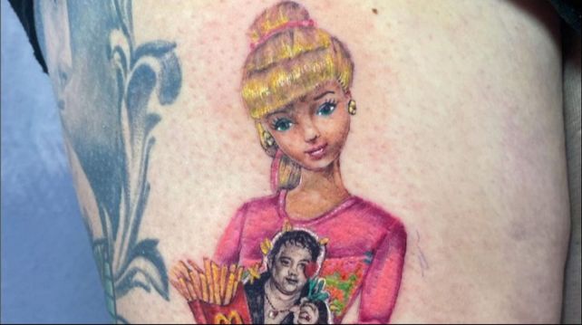 La tatuadora Mel Romero creó un diseño de Barbie especial para su hermana