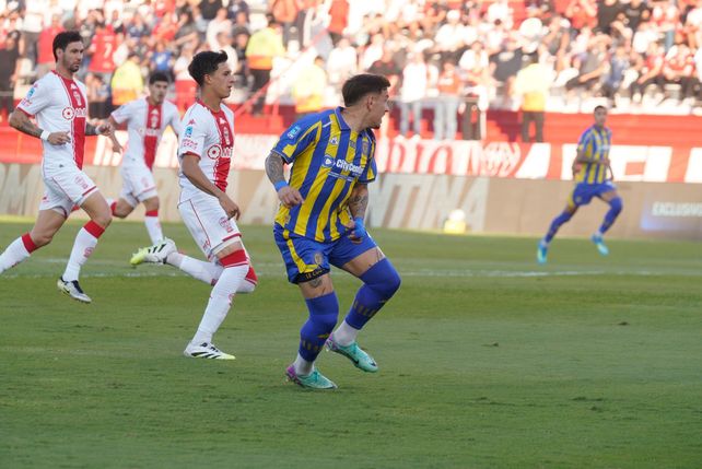 Enzo Copetti ya conectó y observa cómo la pelota ingresa en el arco de Huracán. Gol tempranero de Central.