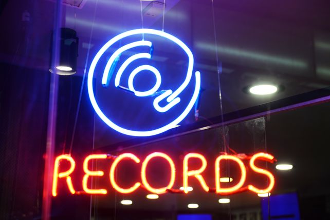 A contramano de la virtualidad, crece la venta de vinilos y tocadiscos