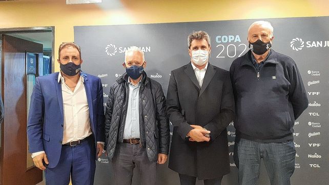 Los presidentes de Colón y Racing homenajearon al Gobernador de San Juan.&nbsp;