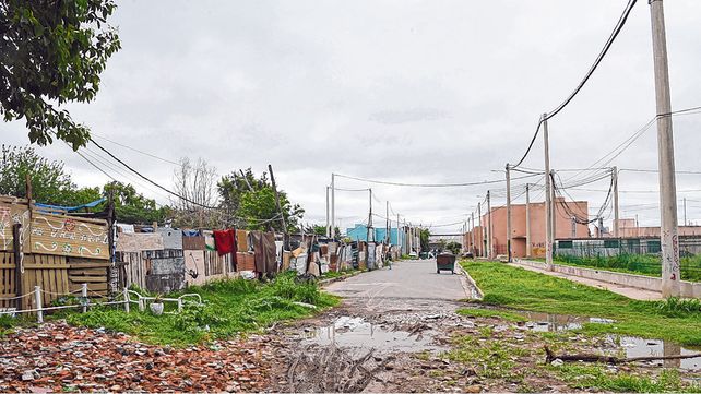 Convivencia de contrastes. Las casillas crecen en  medio del barrio de casas nuevas