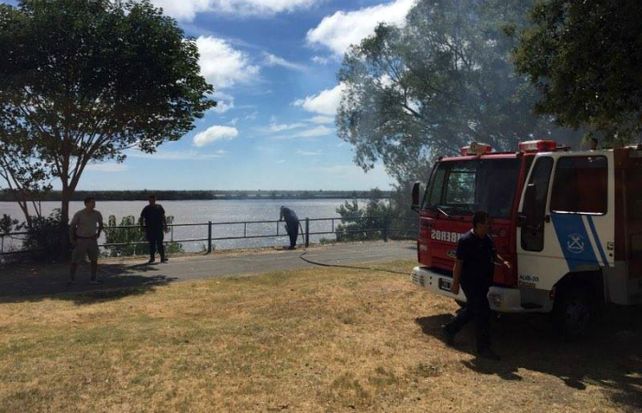El ascenso del humo comenzó a verse en la zona de Alvear y el río.