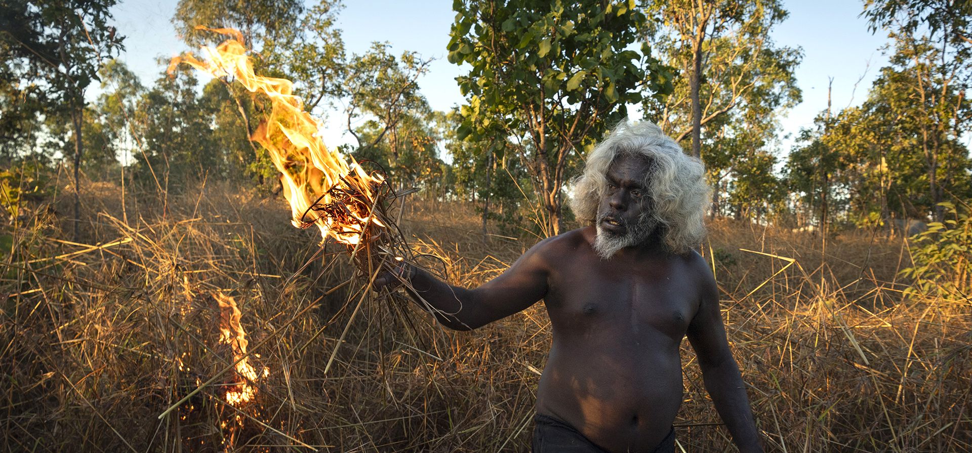 Imagen proporcionada por World Press Photo, ganadora del premio World Press Photo Story Of The Year de Matthew Abbott para National Geographic Magazine/Panos Pictures, titulada Saving Forests With Fire, muestra al anciano de Nawarddeken, Conrad Maralngurra, quemando pasto para proteger a la comunidad de Mamadawerre de los últimos temporada de