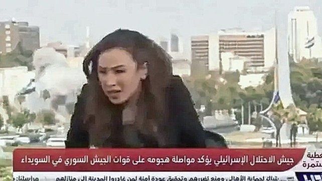 Periodista estaba en vivo y tuvo que huir por un bombardeo israelí.