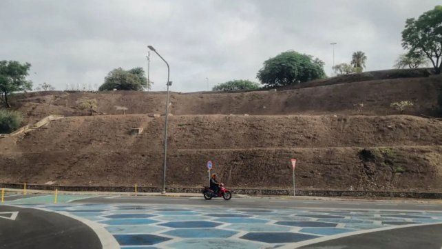 Concejales opositores reclaman al Ejecutivo que recupere el césped de las barrancas del Parque Urquiza