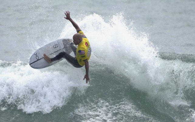 El surfista Kelly Slater se presenta durante una exhibición olímpica de los campeonatos juveniles de surf de EE.UU., en Lower Trestles en San Clemente, California.
