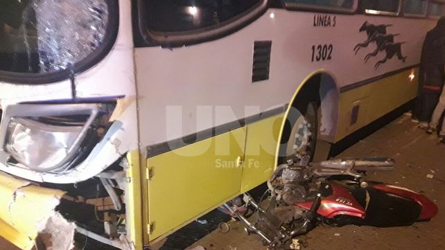 Murió un motociclista en un choque que involucró a tres vehículos y su acompañante está grave