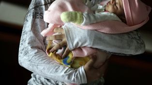 Una niña de 11 años violada por el padrastro dio a luz a una beba
