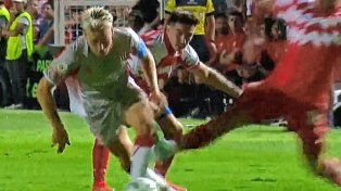 VIDEO: ¿Echavarría y el VAR le perdonaron la vida a Federico Vera?