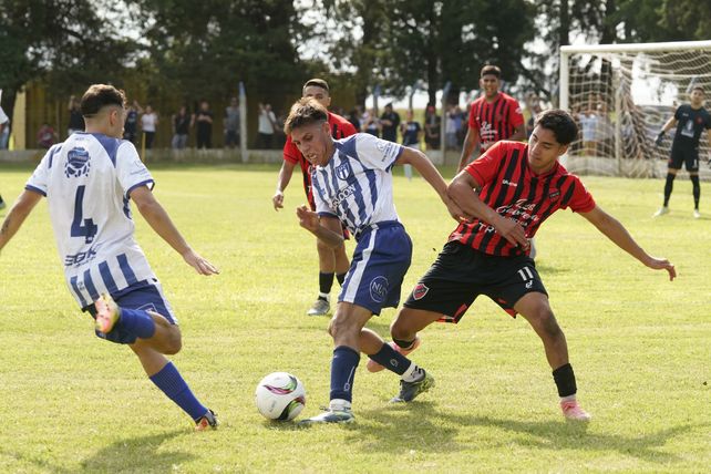 Agustín Gómez se le escapa a Benjamín Acevedo.