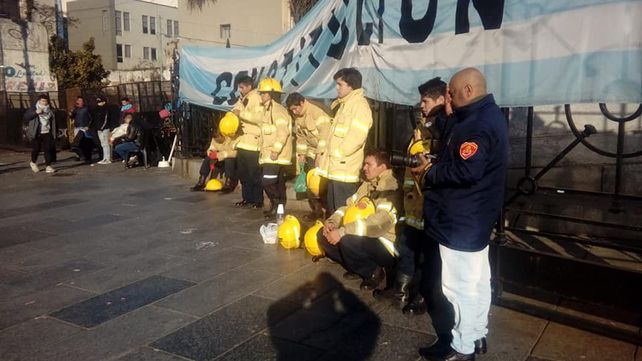 Bomberos voluntarios de todo el país abrazan el Congreso contra el ajuste y el desfinanciamiento