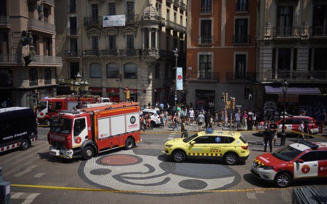 La policía acordona una calle céntrica de Barcelona para investigar la causa de una explosión. Miembros de los bomberos y de emergencias médicas, se trasladaron al lugar.