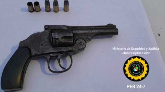 Un choque en Colón reveló que un conductor tenía un arma sin papeles.