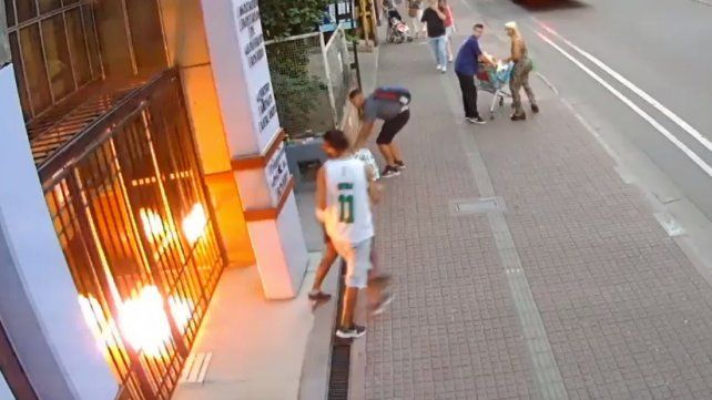 El momento exacto del ataque incendiario en Empleados de Comercio