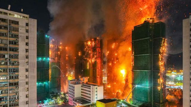 Al menos trece personas murieron este miércoles en un incendio ocurrido en un complejo residencial de Hong Kong.
