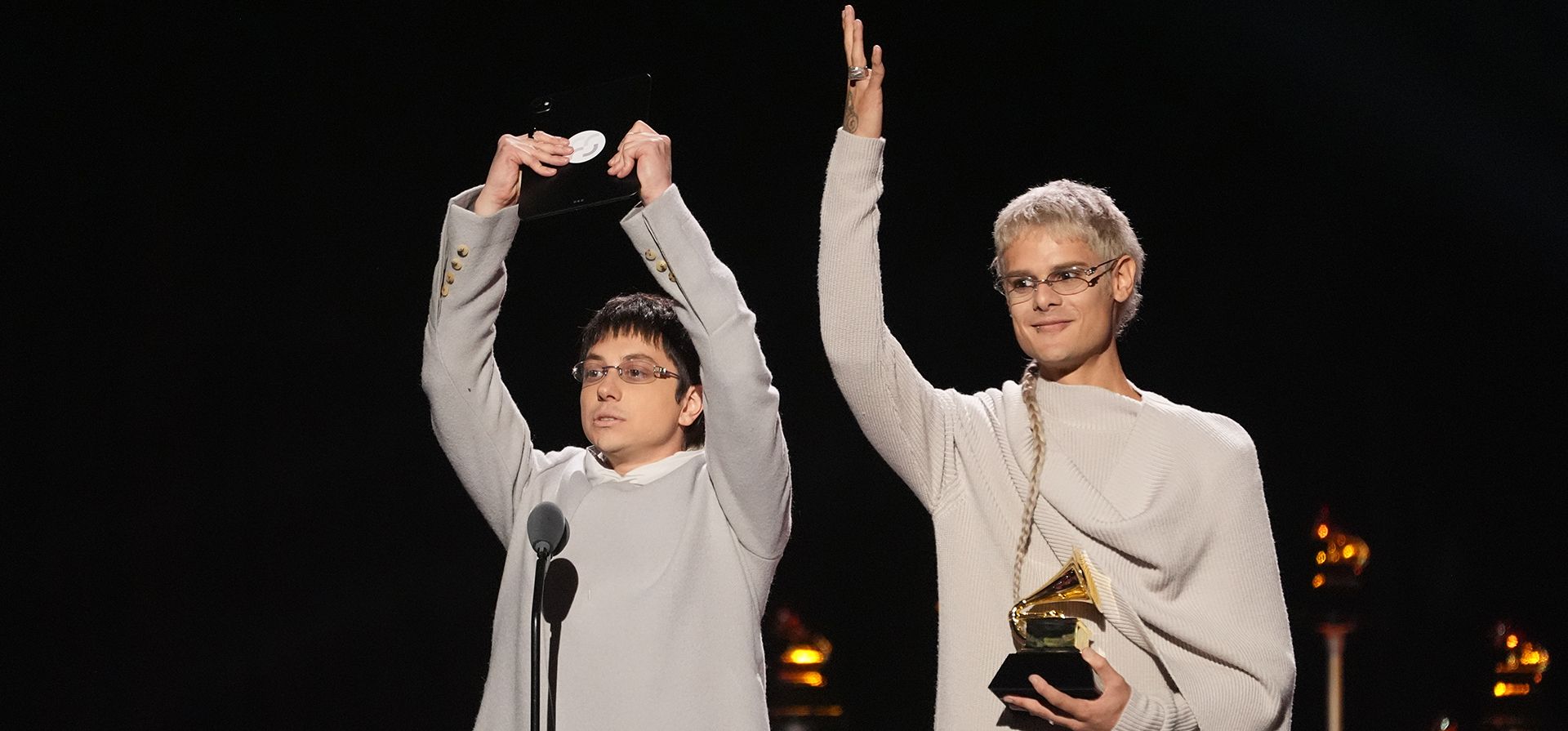 Ca7riel, a la izquierda, y Paco Amoroso aceptan el premio al mejor álbum de rock latino o alternativo por 