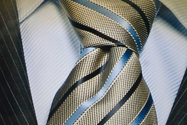 ¿Cómo hacerse el nudo de la corbata en 10 segundos?