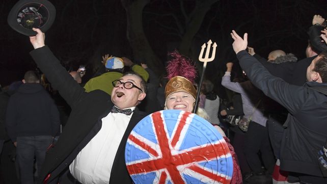 Festejo. Los euf&oacute;ricos brexiteros celebraron en Londres. Pero habr&aacute; que esperar para ver los resultados.