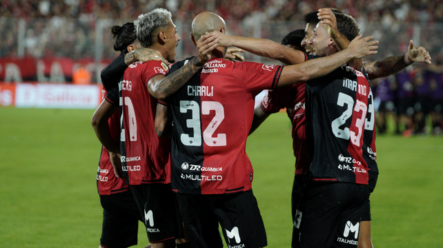 Todo Newell's celebra uno de los goles en la victoria sobre Boca por 2 a 0.