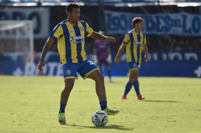 Emanuel Coronel se mantiene al margen del plantel profesional de Central. Entrena en soledad en Granadero Baigorria.