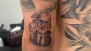 Marc Cucurella cumplió su promesa y se tatuó a Luis de la Fuente