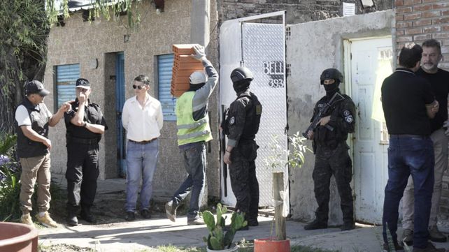 Las tareas para bloquear todos los acceso a la vivienda que funcionó como puesto de venta de drogas en Bello al 3900.