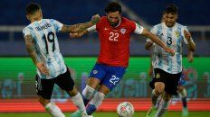 El inicio de la pelea. Ben Brereton hizo su debut oficial en la selección de Chile frente a la Argentina. (AFP) El inicio de la pelea. Ben Brereton hizo su debut oficial en la selección de Chile frente a la Argentina. (AFP)